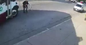 Una cámara del lugar captó el accidente que se registró en la colonia Emiliano Zapata. Foto: Captura de video. 
