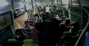 VIDEO: Hombres armados roban celulares y carteras a pasajeros en autobús de Toluca