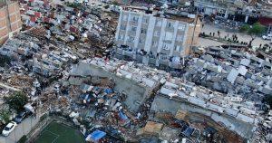 Fotografía aérea de la destrucción en el centro de la ciudad de Hatay, sur de Turquía, el martes 7 de febrero de 2023.