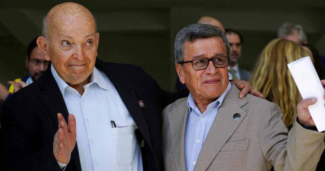 José Otty Patiño, jefe negociador del Gobierno colombiano, a la izquierda, y Pablo Beltrán, comandante y jefe negociador del Ejército de Liberación Nacional, saludan después de la ceremonia de apertura de la segunda ronda de conversaciones en la Ciudad de México, el lunes 13 de febrero de 2023.