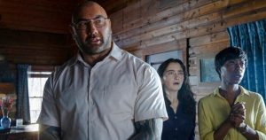 Esta imagen publicada por Universal Pictures muestra a Dave Bautista, Abby Quinn y Nikki Amuka-Bird, en una escena de "Knock at the Cabin". Foto: Universal Pictures via AP. 


