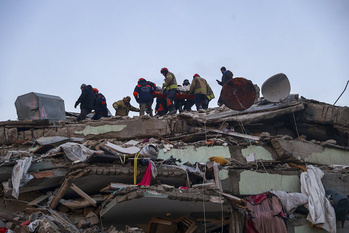 Rescatistas turcos tratan de sacar a Ergin Guzeloglan, de 36 años, de entre los escombros de un edificio caído cinco días después de un devastador terremoto, en Hatay, en el sur de Turquía, el 11 de febrero de 2023.