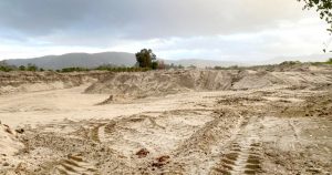 La transportación de la arena a través del poblado ha generado problemas de salud en los residentes, al aumentar las enfermedades respiratorias a causa del polvo que diariamente provocan las unidades que transitan a lo largo del día y la noche para acceder a las carreteras federales y transportar la arena. Foto: Zeta. 