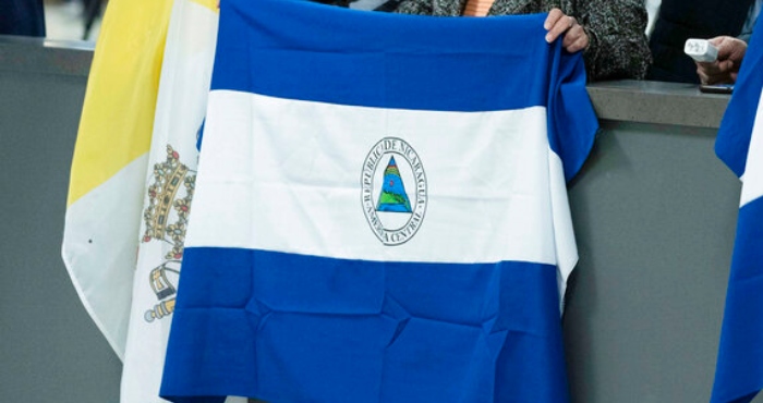 Seguidores de presos políticos de Nicaragua claman en el aeropuerto internacional Washington Dulles International, en Chantilly, Virginia, Estados Unidos, el jueves 9 de febrero de 2023.