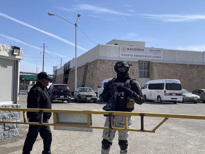 Acceso a la sede de la estación migratoria del INM en Ciudad Juárez. 