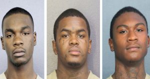 En esta combinación de fotografías proporcionadas por la oficina del jefe de policía del condado de Broward, de izquierda a derecha, Michael Boatwright, Dedrick Williams, y Trayvon Newsome. Un jurado de Florida declaró culpables a los tres hombres el 20 de marzo de 2023 por el asesinato del rapero XXXTentacion, quien recibió un disparo durante un robo en 2018 por el que se llevaron 50.000 dólares. (Broward County Sheriff's Office vía AP)