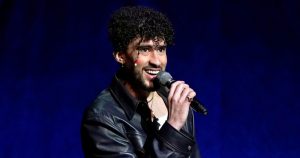 Bad Bunny habla en la presentación de Sony Pictures Entertainment en CinemaCon 2022 en Las Vegas el 25 de abril de 2022. En marzo de 2023, una exnovia de Bad Bunny demandó al superastro por 40 millones de dólares por una grabación muy conocida que ella le dio al cantante antes de que se volviera famoso. (Foto AP/Chris Pizzello, archivo)