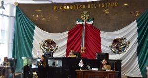 En fast track cambian constitución de Chihuahua y facilitan viajes a Maru Campos. Foto: La Verdad.