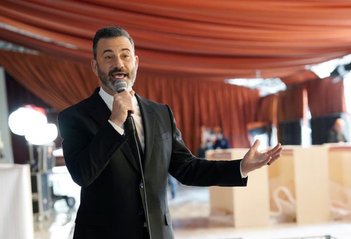 Jimmy Kimmel, en maestro de ceremonias de la 95a entrega de los Premios de la Academia habla con medios durante la colocación de la alfombra roja el 8 de marzo de 2023, fuera del Teatro Dolby en Los Angeles.