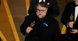 Guillermo del Toro recibe el Oscar a mejor largometraje animado por "Guillermo del Toro's Pinocchio" en los Oscar el domingo 12 de marzo de 2023 en el Teatro Dolby en Los Angeles. Foto: Chris Pizzello, AP. 