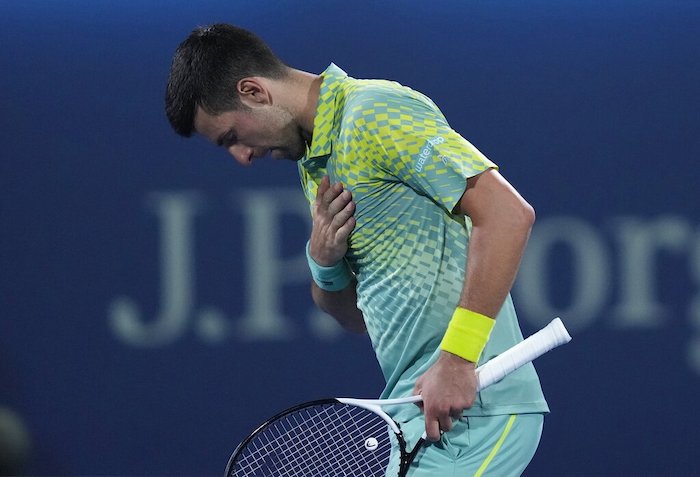 Novak Djokovic celebra tras vencer a Tomas Machac en el torneo de Dubái, Emiratos Árabes Unidos, el martes 28 de febrero de 2023.