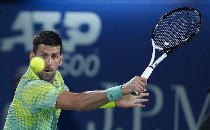 Novak Djokovic devuelve ante Hubert Hurkacz durante los cuartos de final del torneo de Dubái, el jueves 2 de marzo de 2023.