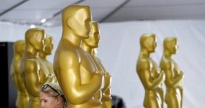 Antje Menikheim, izquierda, principal artista de pintura de la 95a entrega de los Premios de la Academia, inspecciona estatuillas de los Oscar el miércoles 8 de marzo de 2023, cerca del Teatro Dolby en Los Angeles. Foto: Chris Pizzello, AP. 