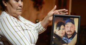 Rita busca a su hijo Erick Aguirre Balbuena desde su desaparición en septiembre de 2012. Foto: Rey R. Jauregui, La Verdad Juárez. 