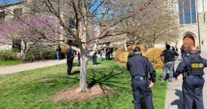 Tres niños murieron después de un tiroteo en una escuela cristiana privada en Nashville; el agresor también falleció, informaron las autoridades el lunes.