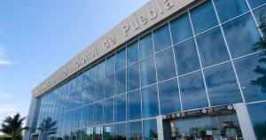 Aeropuerto de Puebla suspende sus vuelos por intensa caída de ceniza del Popocatépetl