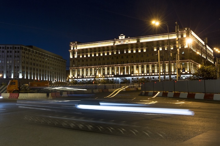 Autos pasan ante el edificio del Servicio Federal de Seguridad en la Plaza Lubyanskaya en Moscú, Rusia, el lunes 24 de julio de 2017.