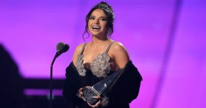 Becky G recibe el premio a la canción del año por "MAMIII" en los Latin American Music Awards el jueves 20 de abril de 2023 en la arena MGM Grand Garden en Las Vegas. (Foto AP/John Locher)
