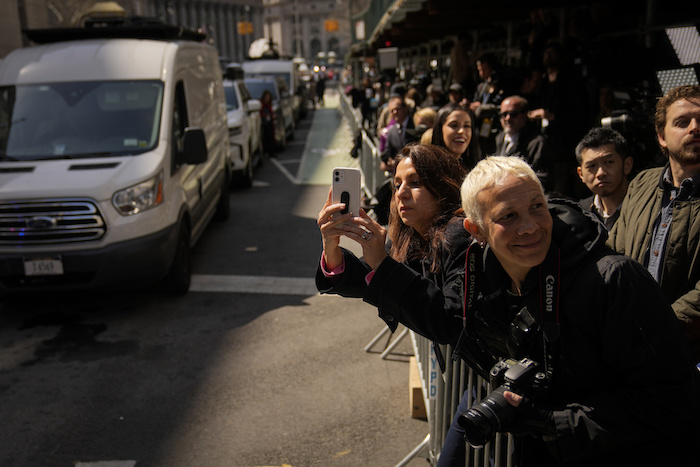 Curiosos y miembros de los medios de comunicación se reúnen frente al Tribunal Penal de Manhattan el martes 4 de abril de 2023, en Nueva York.
