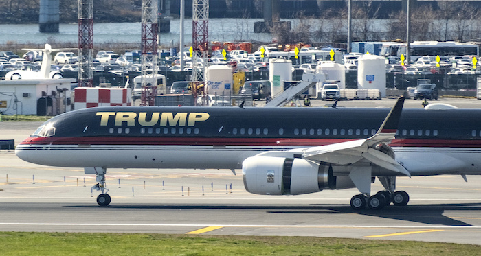 El avión del expresidente Donald Trump llega al Aeropuerto La Guardia, el lunes 3 de abril de 2023, en Nueva York.