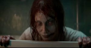 En Evil Dead: El despertar Ellie es poseída por una entidad maligna. Foto: Captura de pantalla 
Warner Bros. Pictures Latinoamérica