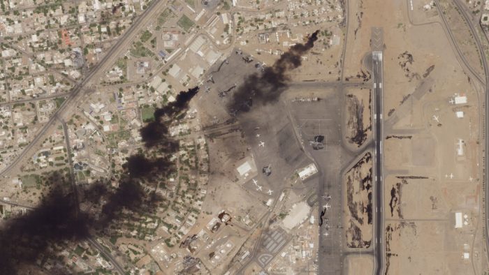 Esta imagen por satélite de Planet Labs PBC muestra fuegos en el Aeropuerto Internacional de Jartum, en Jartum, Sudán, el miércoles 19 de abril de 2023. Explosiones y disparos remecían la capital sudanesa por quinto día tras el derrumbe de una tregua entre el ejército del país y una poderosa fuerza paramilitar.