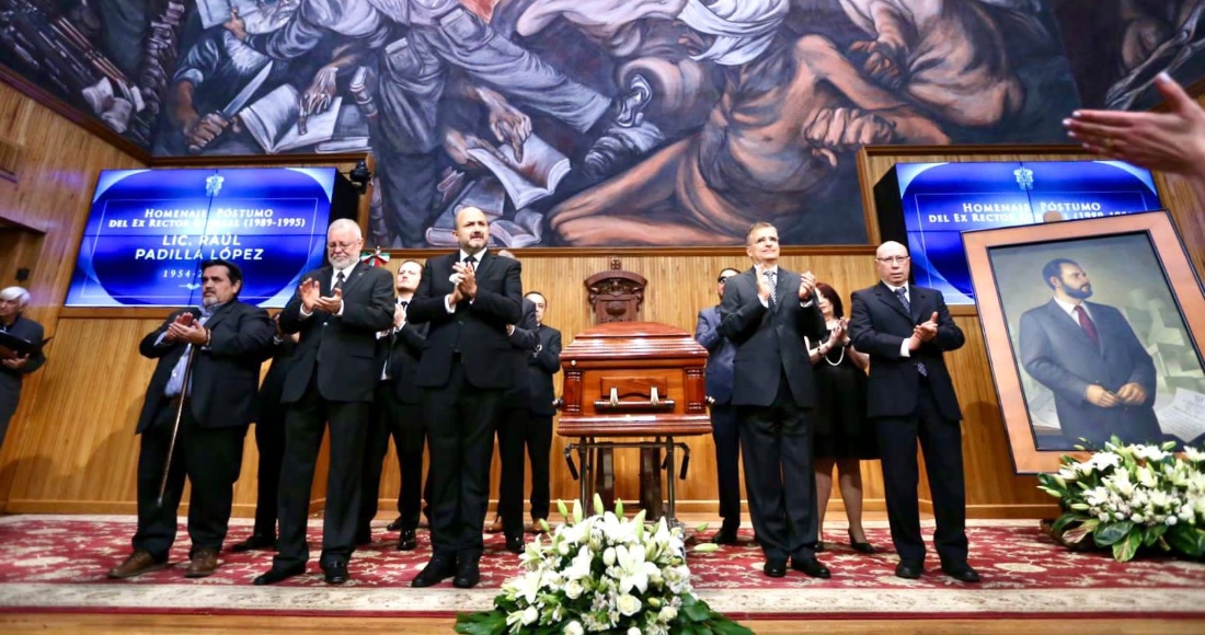 El homenaje de cuerpo presente fue realizado en el Paraninfo Enrique Díaz de León de la UdeG. Foto: Twitter @rvillanueval