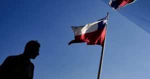 Una bandera chilena ondea en la Bienal de Arquitectura y Urbanismo en Santiago, Chile, el 19 de enero de 2023. El Congreso chileno aprobó el 11 de abril de 2023 una ley que reduce gradualmente la semana laboral de 45 a 40 horas. Foto: Matías Delacroix, Archivo, AP