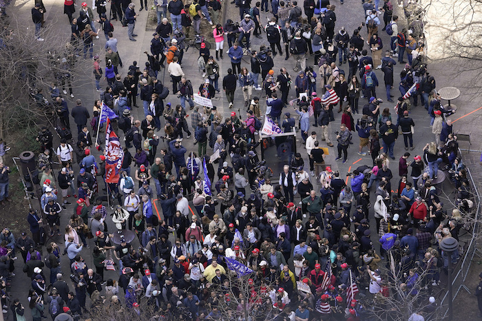 Manifestantes se congregan frente a la corte en Nueva York, donde comparece el expresidente Donald Trump, martes 4 de abril de 2023 en Manhattan.