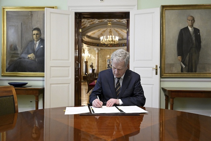 El Presidente de Finlandia, Sauli Niinisto, firma la propuesta oficial del país para unirse a la OTAN, en Helsinki, el jueves 23 de marzo de 2023.