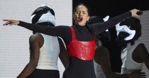 La cantautora española Rosalía durante el concierto gratuito de su Motomami World Tour en el Zócalo de la Ciudad de México el 28 de abril de 2023. Foto Marco Ugarte, AP.