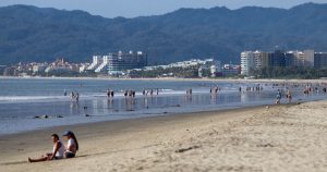 Por ser una zona con gran afluencia de turistas, los proyectos de desarrollo inmobiliario o los complejos residenciales de Puerto Vallarta ofrecen a los grupos criminales una vía fácil para blanquear inversiones. Foto: Cuartoscuro. 