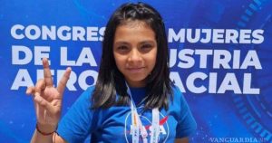 Adhara Maite Pérez cuenta con una licenciatura en Ingeniería de Sistemas y trabaja con la Agencia Espacial Mexicana promoviendo la exploración espacial y las matemáticas entre las niñas. Foto: Especial. 