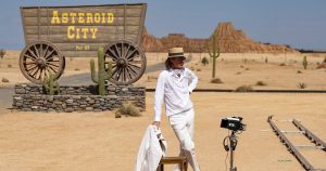 En esta imagen prorporcionada por Focus Features, el guionista y director Wes Anderson en el set de Asteroid City. Foto: Roger Do Minh/Pop. 87 Productions/Focus Features vía AP.