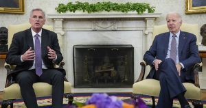 El Presidente de la Cámara de Representantes, Kevin McCarthy,, izquierda, habla en reunión con el presidente Joe Biden sobre el tope de endeudamiento. Foto: Alex Brandon, AP. 