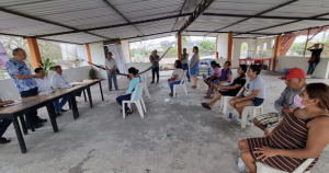 Vecinos se reúnen con personal de CFE. Foto:  El Sur. 