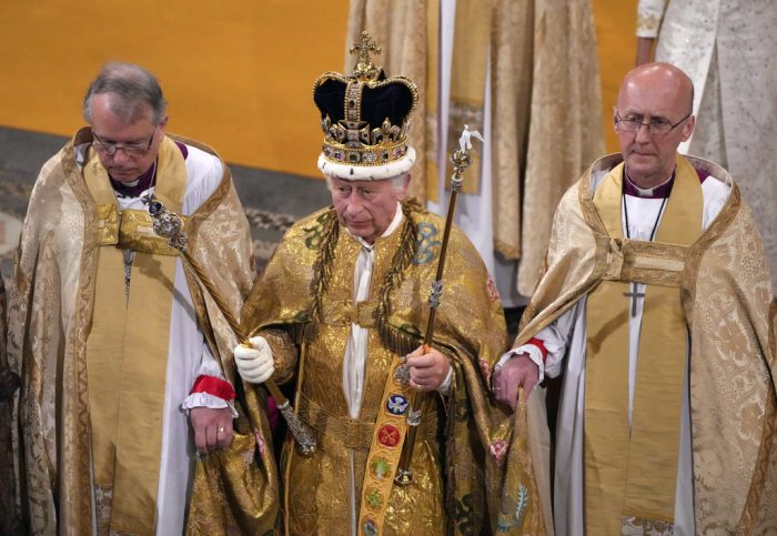 El rey Carlos III de Gran Bretaña observa después de ser coronado con la Corona de San Eduardo por el arzobispo de Canterbury, Justin Welby, en la Abadía de Westminster, Londres, el sábado 6 de mayo de 2023.