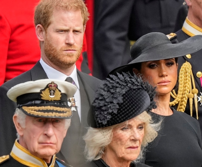 El rey de Gran Bretaña Carlos III, Camilla, la reina consorte, el príncipe Harry y Meghan, duques de Sussex, observan cómo colocan el ataúd de la reina Isabel II en una carroza fúnebre después de funeral estatal en Westminster Abbey en Londres, el lunes 19 de septiembre de 2022. Foto: Martin Meissner, Pool, Archivo, AP
