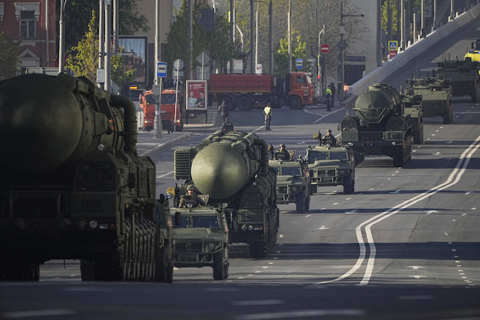 Misiles balísticos RS-24 Yars avanzan hacia la Plaza Roja de Moscú para el desfile del Día de la Victoria en Moscú, Rusia, el martes 9 de mayo de 2023, por el 78vo aniversario del final de la II Guerra Mundial.