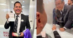 La SRE entrega primer pasaporte no binario en su historia al magistrade Jesús Baena