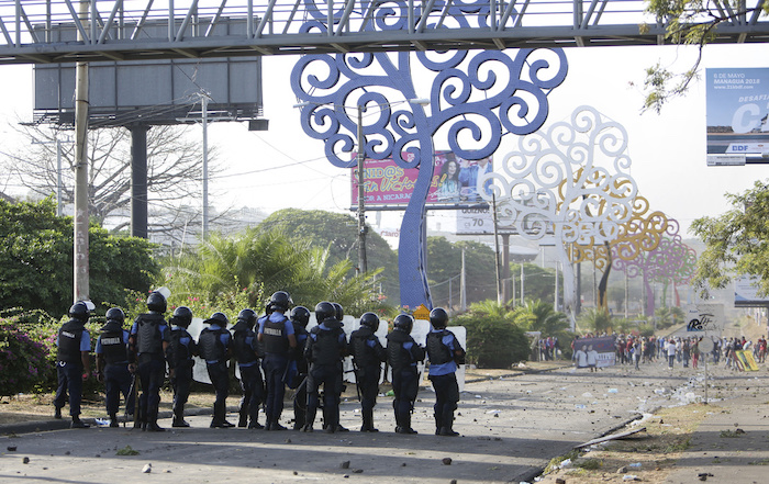 Policías y manifestantes se enfrentan en Managua, Nicaragua, 20 de abril de 2018.