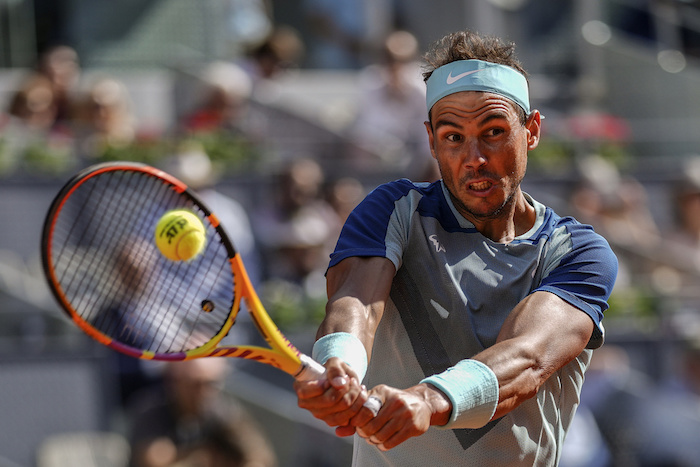 En esta imagen de archivo, Rafael Nadal devuelve ante David Goffin durante un partido en el Abierto de Madrid, en Madrid, el 5 de mayo de 2022.