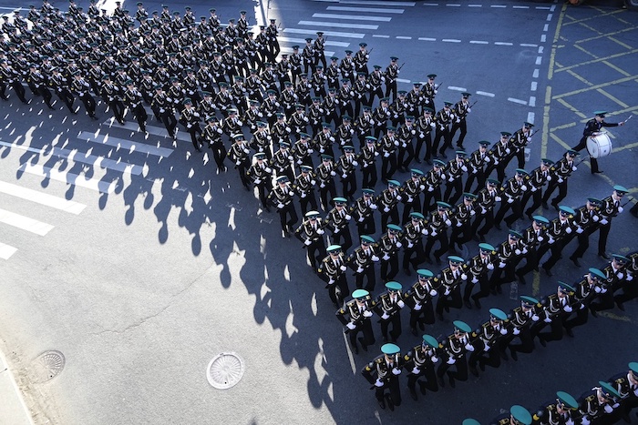 Soldados rusos marchan hacia la Plaza Roja para asistir a un ensayo general del desfile del Día de la Victoria en Moscú, Rusia, el domingo 7 de mayo de 2023.