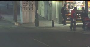 VIDEO: Policía de CdMx enfrenta a cuatro hombres y frustra asalto en Oxxo; uno muere
