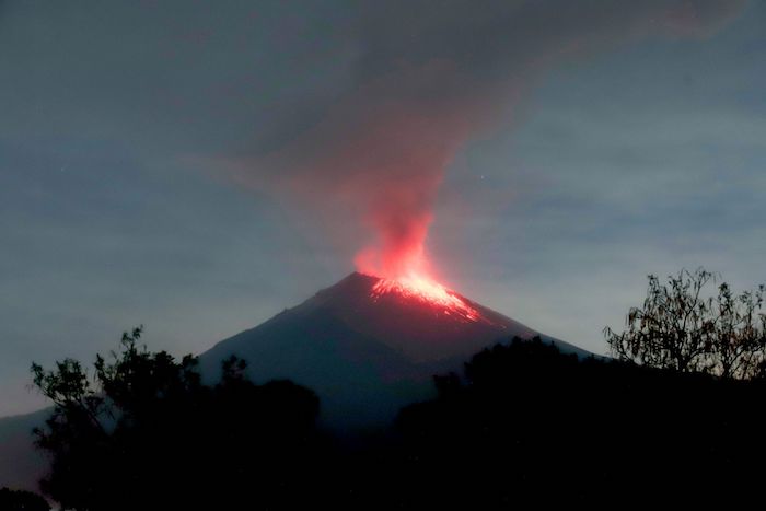 El volcán Popocatépetl continuó con intensa actividad la madrugada del lunes. El Semáforo de Alerta Volcánica subió a Amarillo Fase 3 desde el domingo.