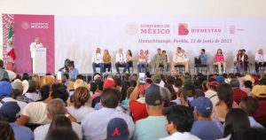 El mandatario federal expuso, durante el acto protocolario que se realizó en el recinto ferial de Huauchinango, Puebla, que desterrar la corrupción ha sido la clave para que haya un "peso fortachón". Foto: Twitter, @SergioSalomon. 