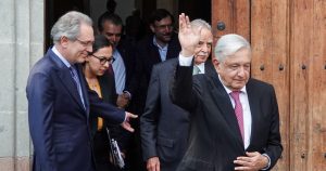 Antonio del Valle Perochena, Rolando Vega Saenz y Andrés Manuel López Obrador salen de la reunión entre empresarios y el Presidente en el museo Kaluz. Foto: Galo Cañas Rodríguez, Cuartoscuro.