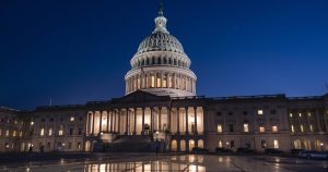 A días de caer en una crisis de impago, el Capitolio se ilumina mientras el Senado trabaja entrada la noche del jueves. Foto: Scott Applewhite, AP. 