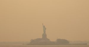La Estatua de la Libertad en medio de un cielo brumoso. Foto: Yuki Iwamura, AP. 