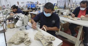 Varios obreros trabajan en una fábrica de calzado en León. Foto: AP. 